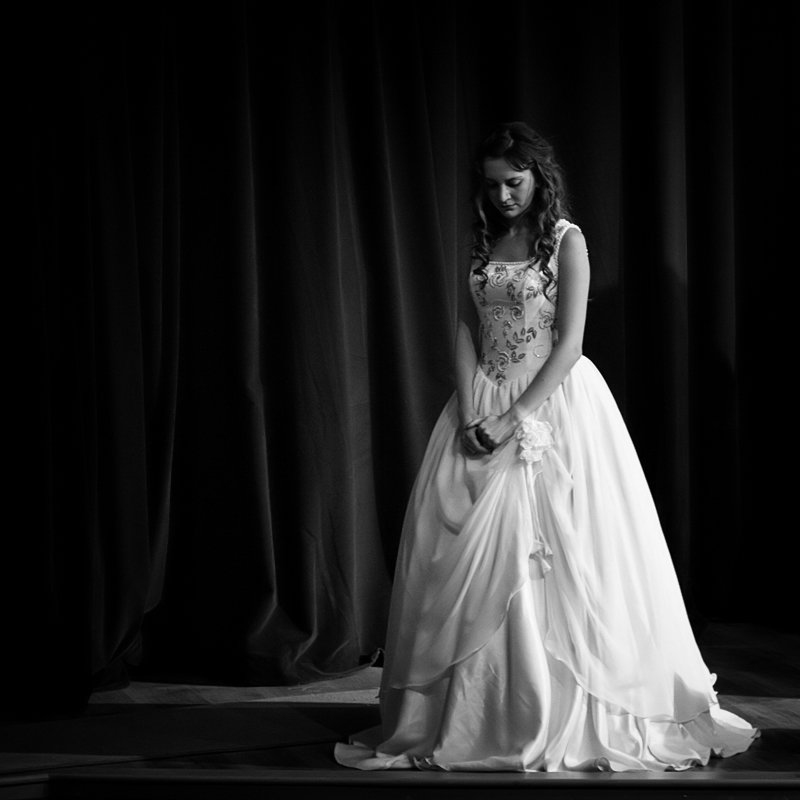 Она танцует в белом платье смотрит тайно. Призрак девушки в белом платье. Невеста призрака. Страшная девушка в белом платье. Призрак невесты в платье.