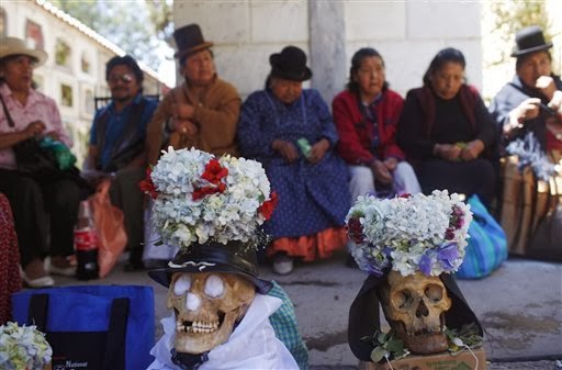 Calaveras cierran culto a difuntos en Bolivia