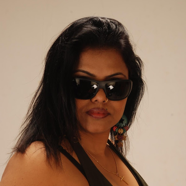 Malayalam actress and producer Minu Kurian hot photos in saree.jpg