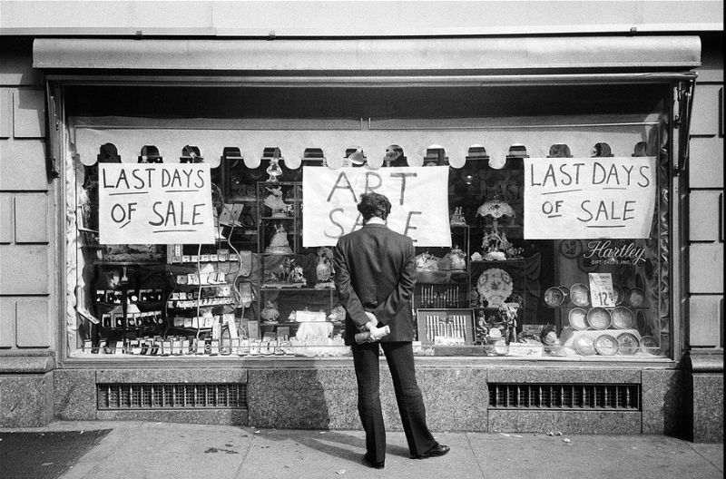 44 Fascinating Black and White Photos That Capture Street