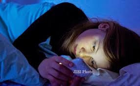 bahaya tidur dekat ponsel