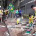 POLÍTICA / Manifestante se reúnem para limpar prédio de Cármen Lúcia