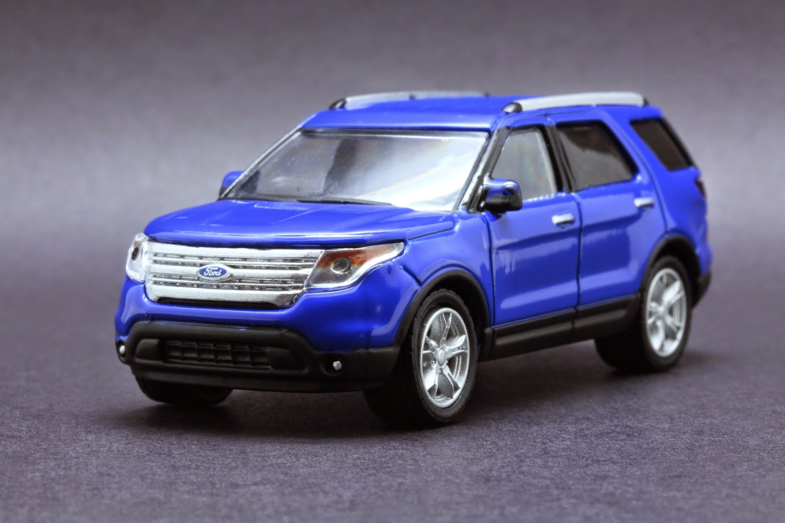 Diecast Hobbist 2013 Ford Explorer