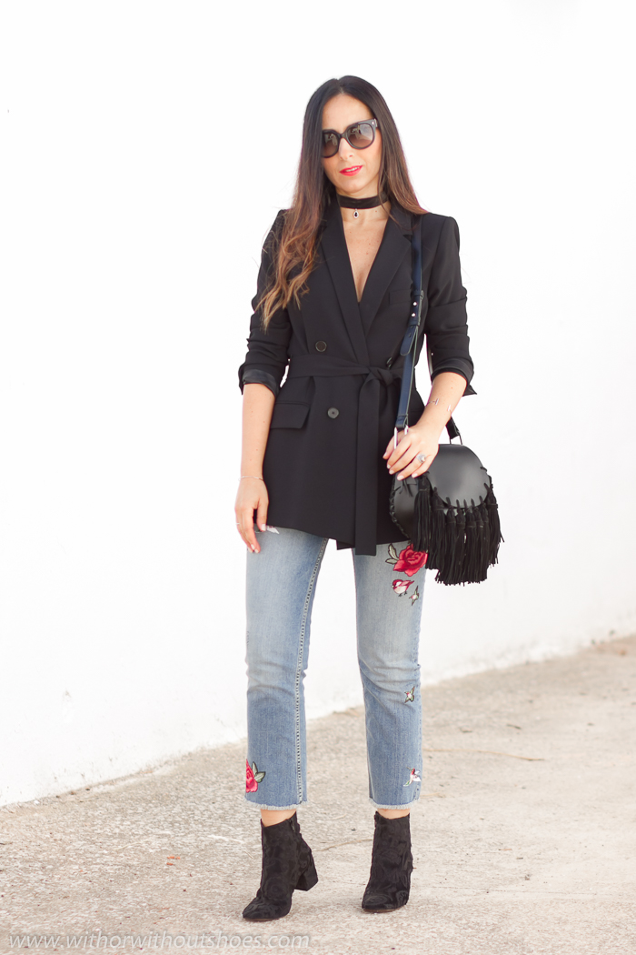 Outfit Cómodo y Chic con Jeans con Bordado Floral y Blazer con cinturón |  With Or Without Shoes - Blog Influencer Moda Valencia España