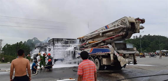 Quảng Ngãi Xe phun bê tông va chạm xe tải 2 xe bốc cháy