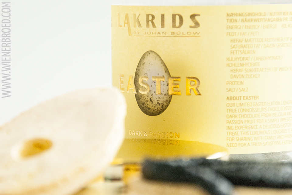 Rezept für Lakritz-Macaron-Eier, zarte Macarons mit einer dunklen Schoko-Ganache mit einem Hauch Lakritz und den "Dark & Passion"-Lakritz-Kugeln von Lakrids by Johan Bülow / Recipe for liquorice macaron eggs [wienerbroed.com]