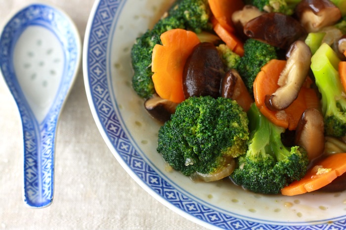 Stir-fried broccoli and mushroom recipe by SeasonWithSpice.com