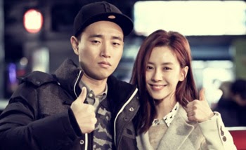 Kang Gary 강개리 and Song Ji Hyo give thumbs up on the set of Emergency Couple 응급남녀.