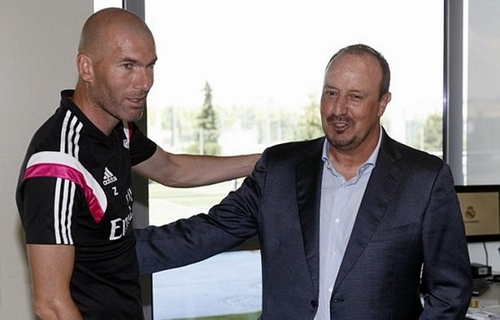 Zidane (trái) sẽ thay ông Benietz nếu Real Madrid thua trước Barca!