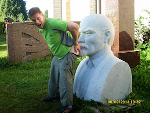 Seppo Lehto kävi haistattamassa persettä kommunismin jumalkuvilla Historiallisen museon takana