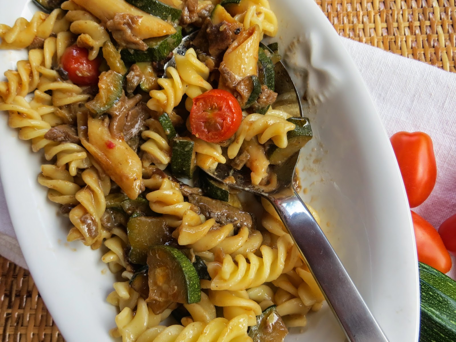 fusilli zucchine, funghi e pomodoro datterino