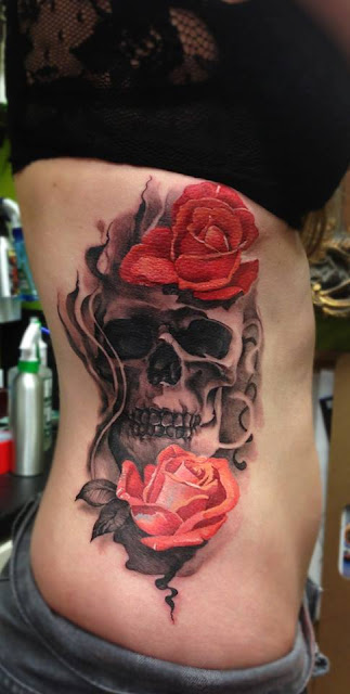Tatuaje calavera y rosas en el torso de mujer
