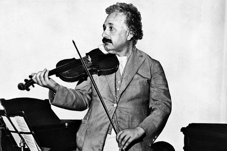 Albert Einstein fikir üretmekten yorgun düştüğü zamanlarda zihnini dinlendirmek için keman çalardı.