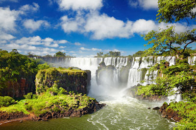 Cataratas del Iguazú en la frontera de Argentina y Brasil vistas desde el lado argentino.
