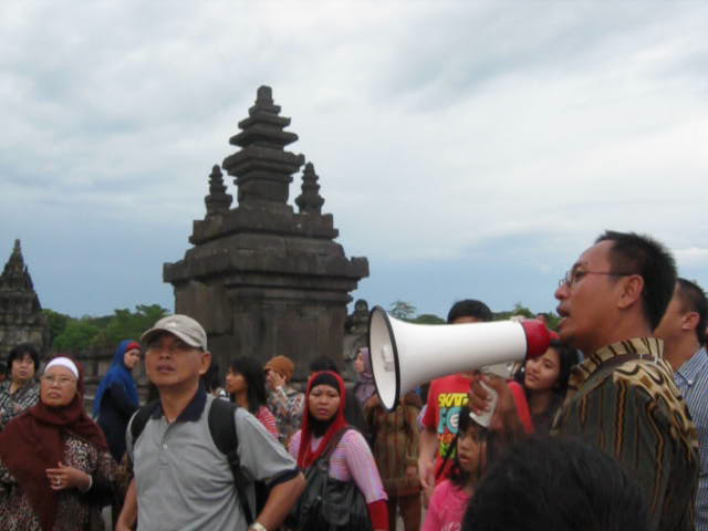 pemandu wisata pria dengan pengeras suara toa