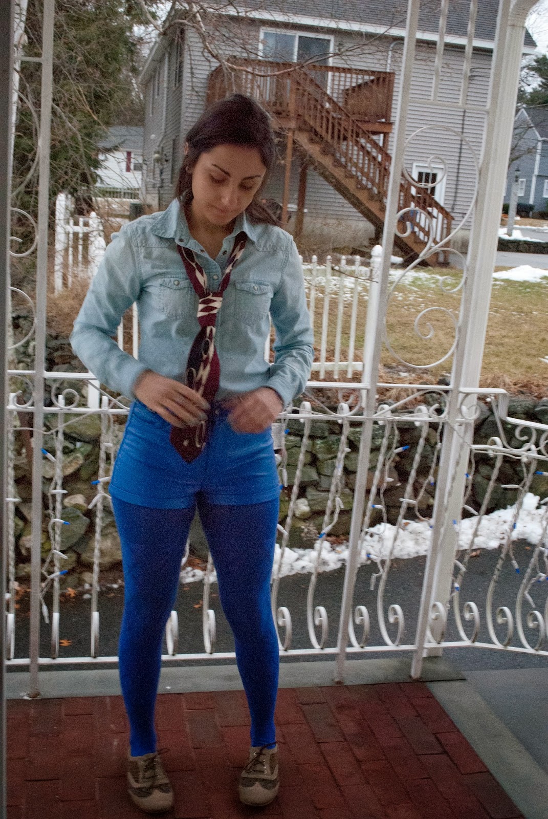 what color shirt to wear with blue leggings on it's neck