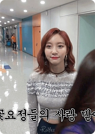 쇼챔 비하인드 오마이걸 멤버들 뽀뽀 엔딩.gif | 인스티즈