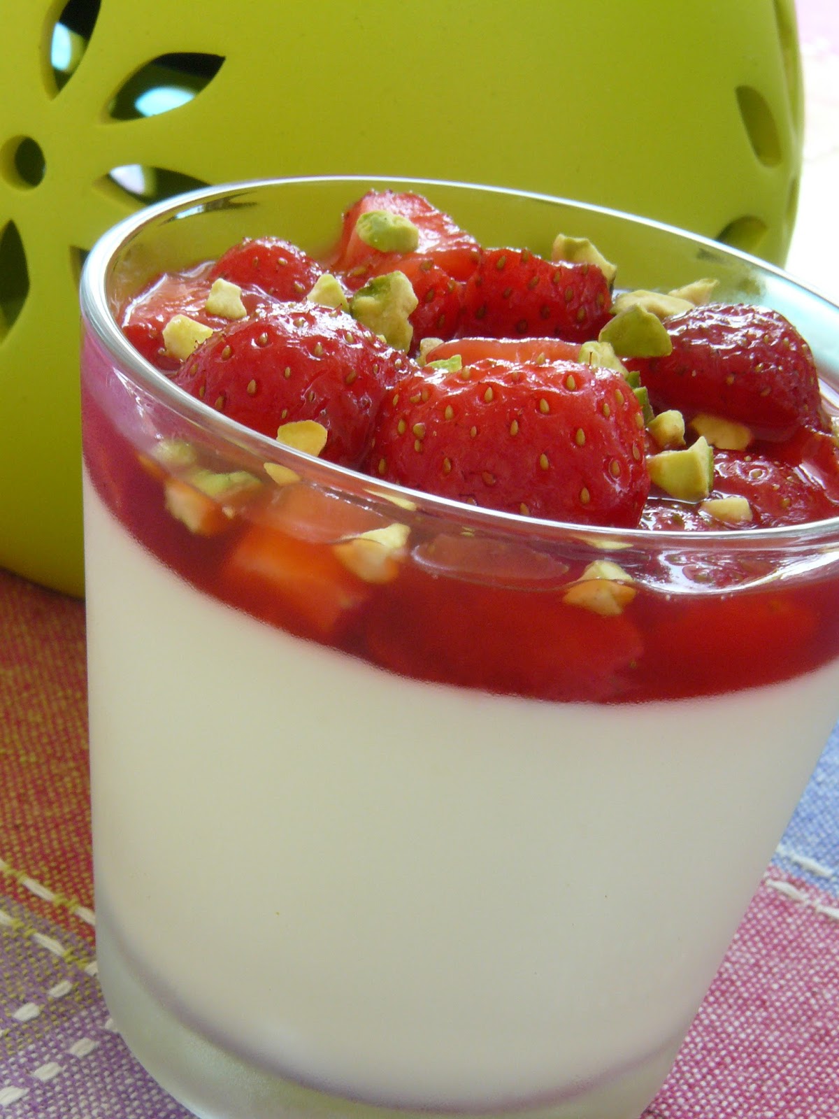 La cerise sur le gâteau Panna cotta au yaourt, miel, fraises...