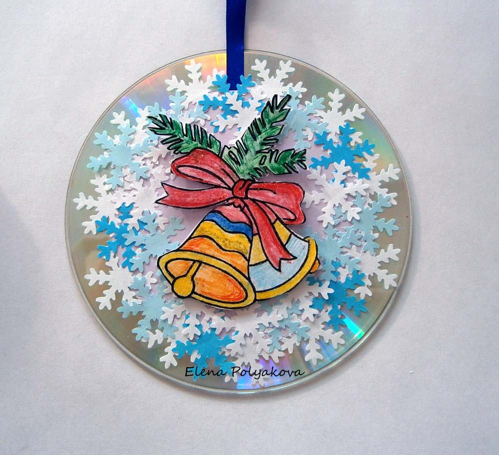 декор из дисков. украшения для уличной елки из дисков. декор из дисков своими руками. ёлочное украшение из компакт дисков. поделки из сд дисков на новый год.