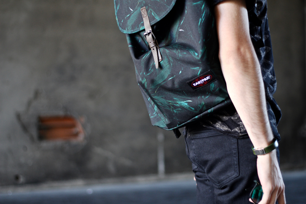 BLOG-MODE-HOMME-VOYAGE-STYLE_CASUAL_eastpak_sac-à-dos-backpack-vert-exclusif-chaussures--lunettes-cuisses-de-grenouilles-see-concept-collaboration-petit-standard-apc-noir-scotch-soda-paris-bordeaux