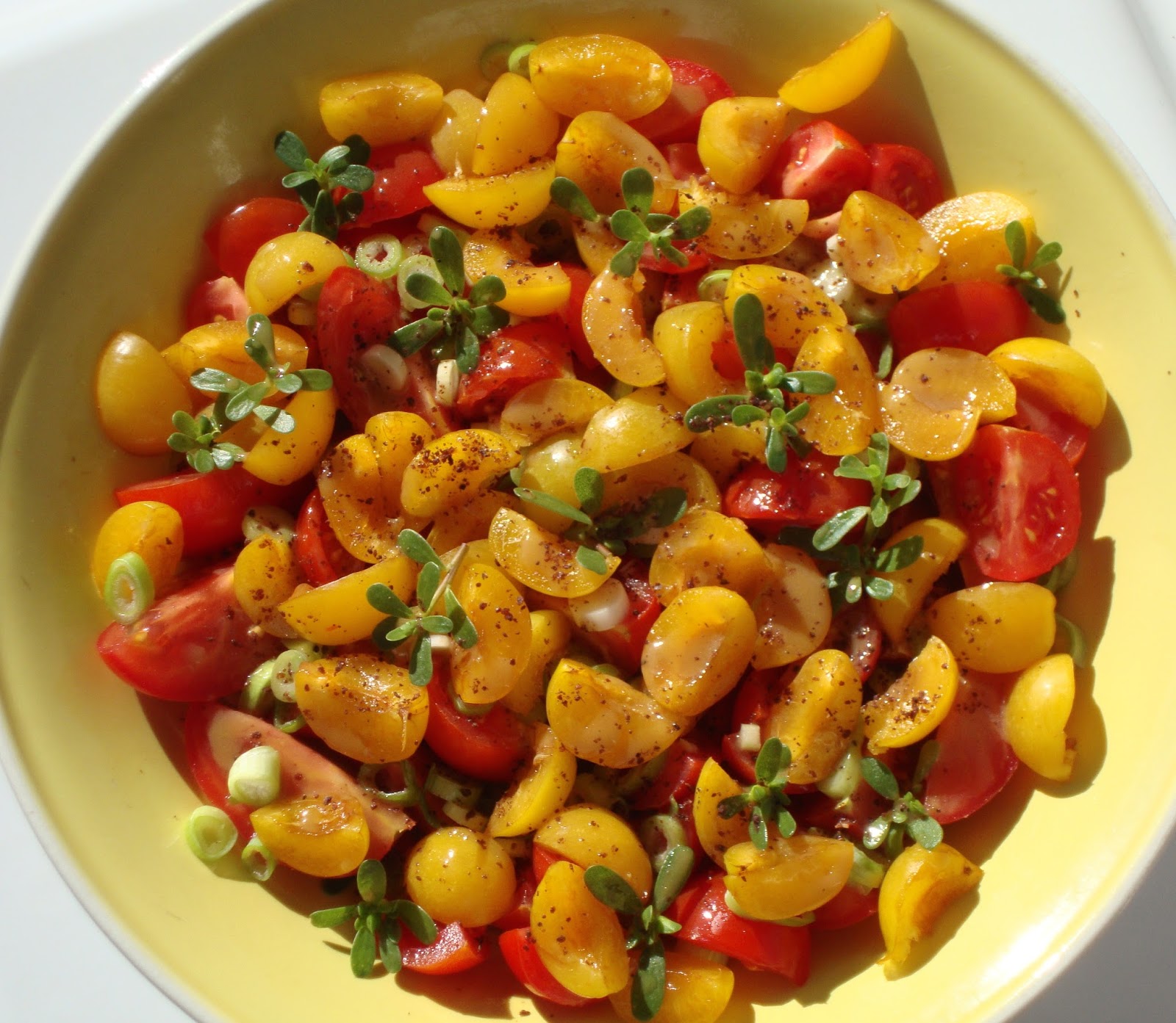 Cooketteria: Tomaten-Mirabellen-Salat mit Sesamdressing