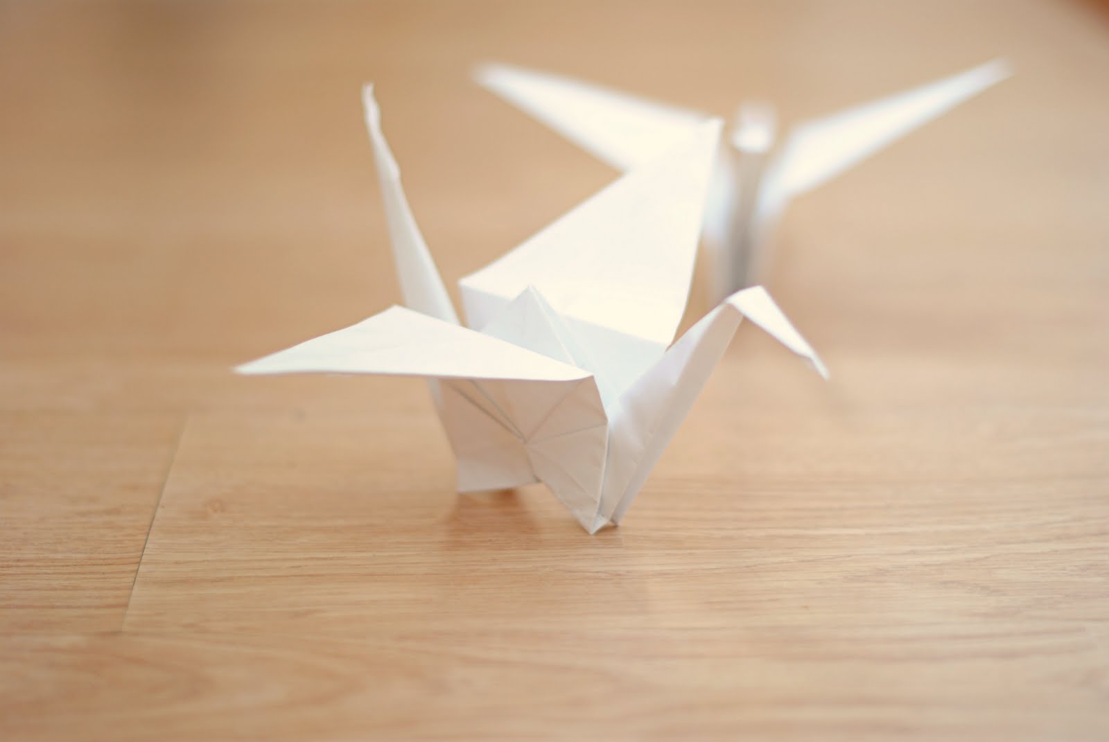 Оригами журавлик а4. Бумажный Журавлик. Оригами белый Журавлик. Белые Журавлики из бумаги. Бумажный журавль оригами.