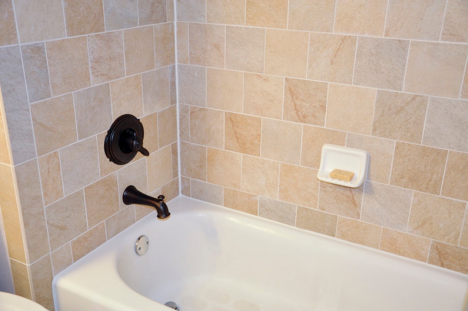 стык ванной со стеной. между ванной и стеной. стык между ванной и стеной. стык ванной со стеной. стык между ванной и стеной.