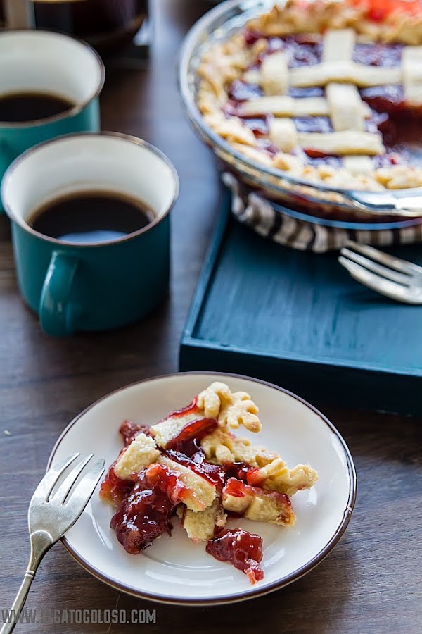 Tarta de masa quebrada de fresa y ruibarbo via www.elgatogoloso.com