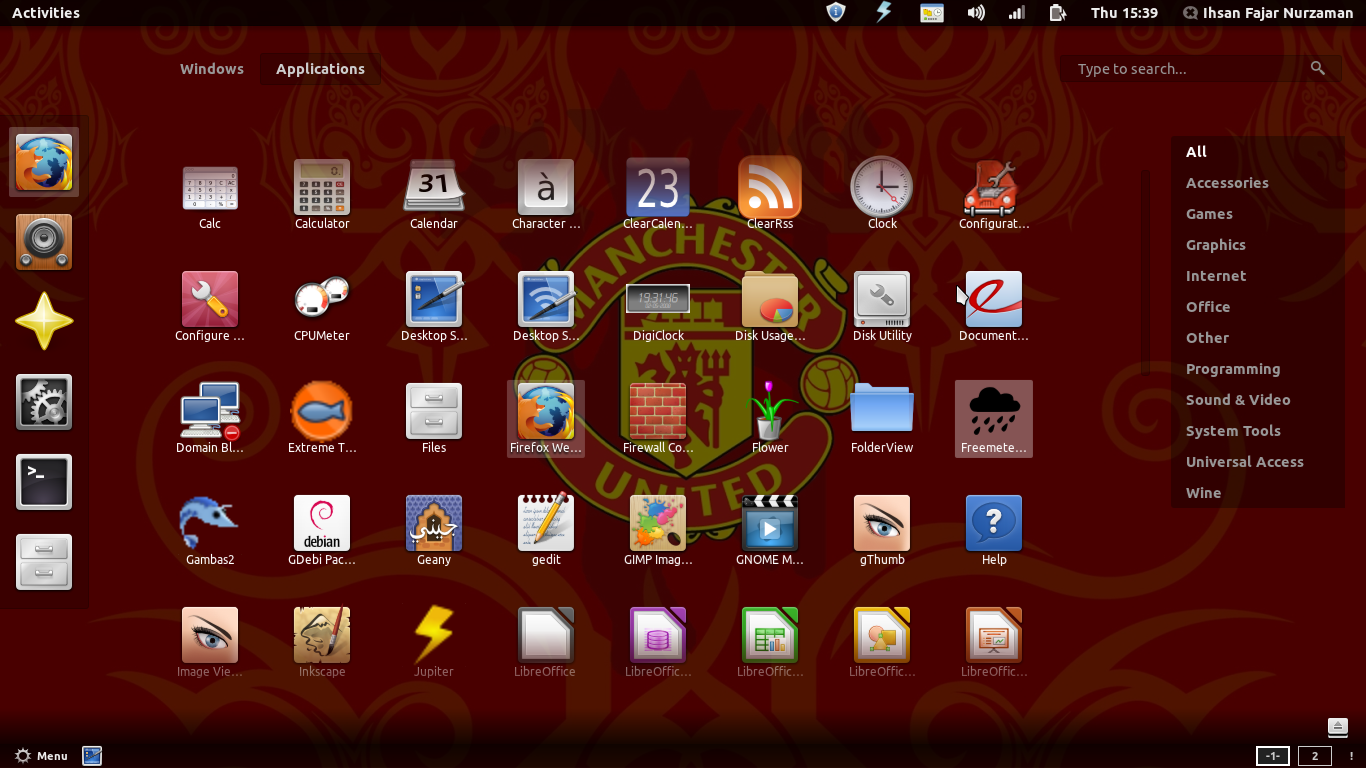Tampilan Linux mint 12 Manchester united | flyoffer