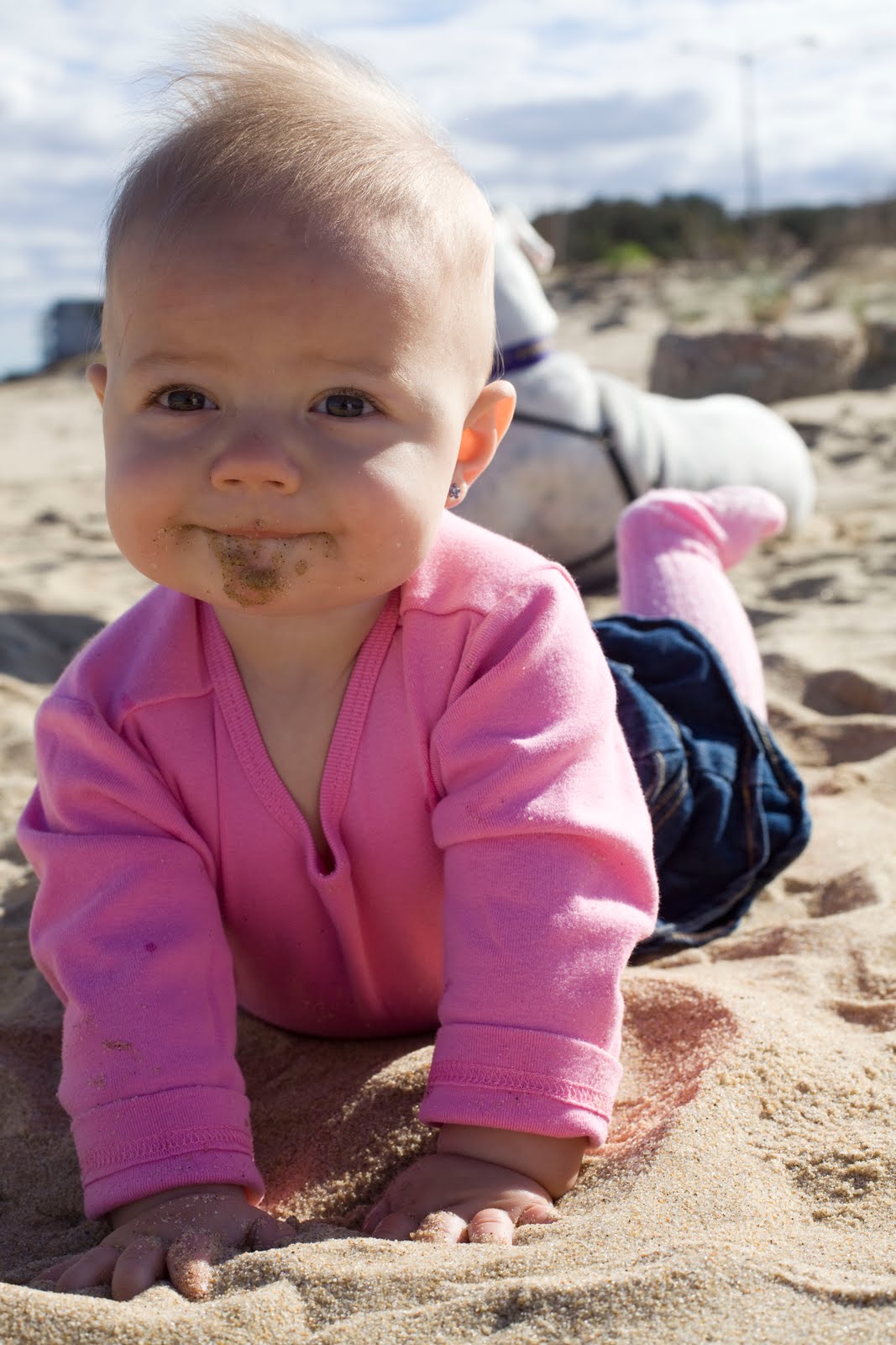 Песок в глаза ребенку что делать. Малыш в песочнице. Ребенок ест песок в песочнице.
