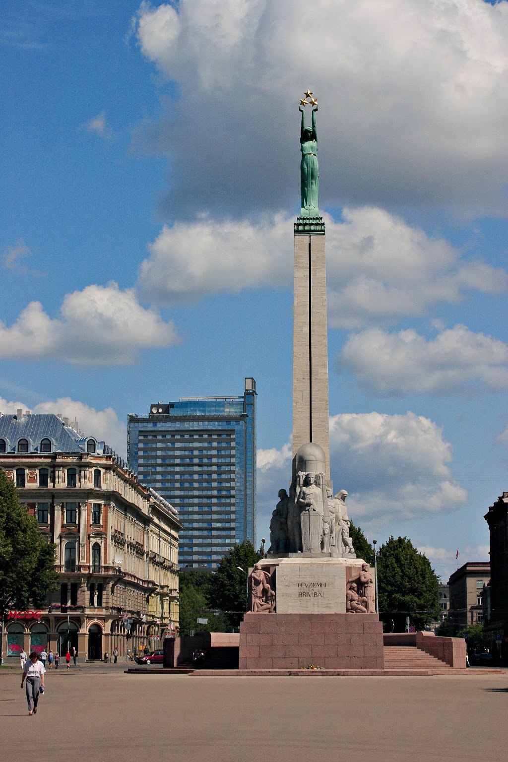 Латвия памятник свободы