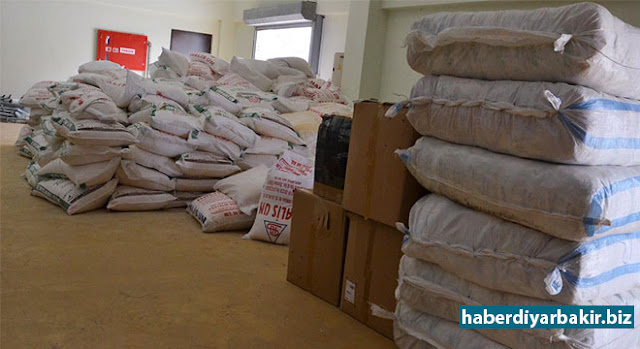 Diyarbakır Sur Belediyesinden Halep’e yardım DİYARBAKIR-İçişleri Bakanlığınca Kanun Hükmünde Kararname (KHK) kapsamında görevlendirme yapılan Sur Belediyesi, Suriye’nin Halep şehrinde savaş mağdurları için düzenlenen yardım kampanyalarına destek amacıyla hazırladığı yardım kolilerini yetkililere teslim etti.