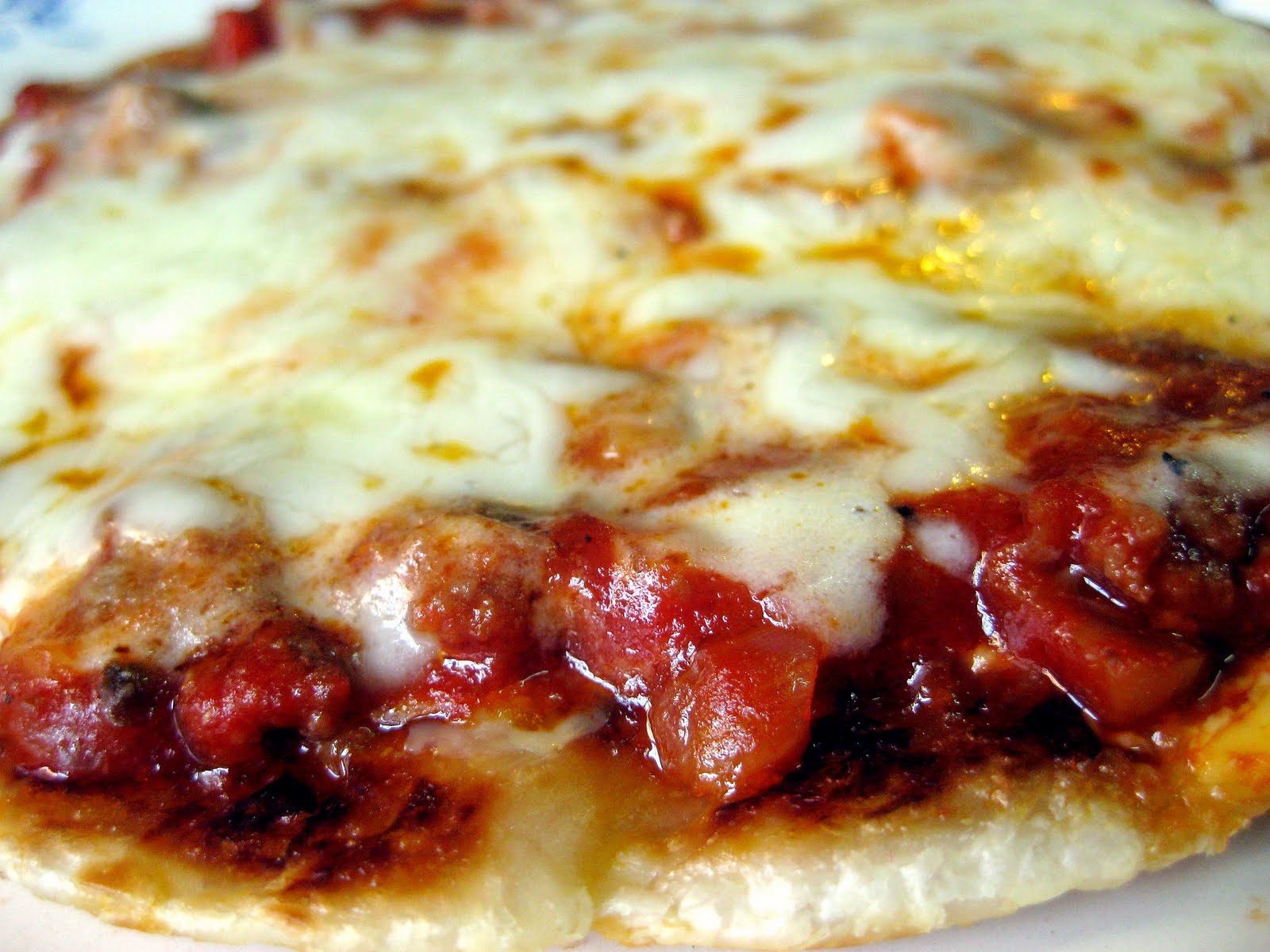 RESEPI NENNIE KHUZAIFAH: Chezzy parata pizza