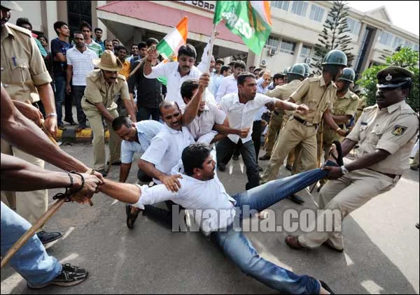 Mangalore, Clash, Arrest, Congress workers, Prohibited, Students