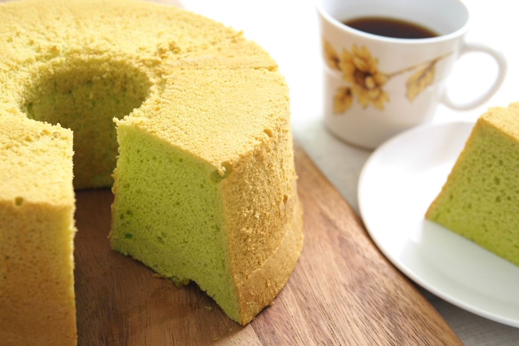 Pandan Chiffon Cake BAKE WITH PAWS