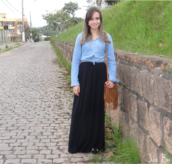 saia preta com camisa jeans