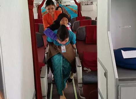 Tanpa Sepatu, Pramugari Garuda Indonesia Gendong Nenek Keluar Pesawat