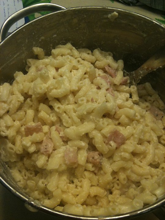 Cooks Cakes and Bakes Macaroni Carbonara