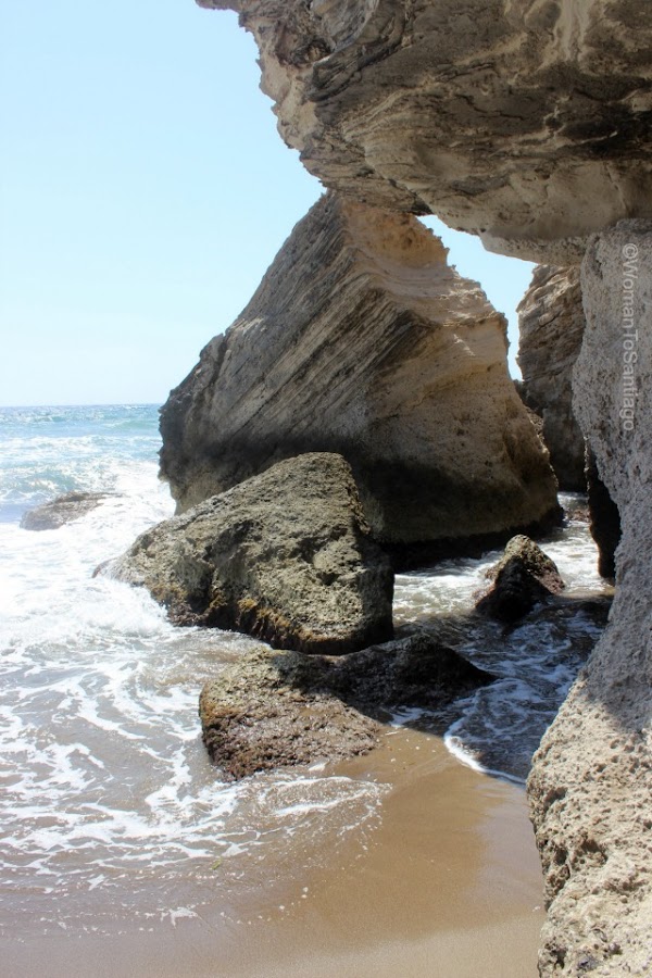 cabo-de-gata-almeria-rocas-los-escullos-womantosantiago
