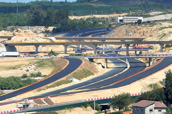 La Xunta construye en Curro el mayor nudo de Galicia, que une autopista y autovía de O Salnés desde octubre