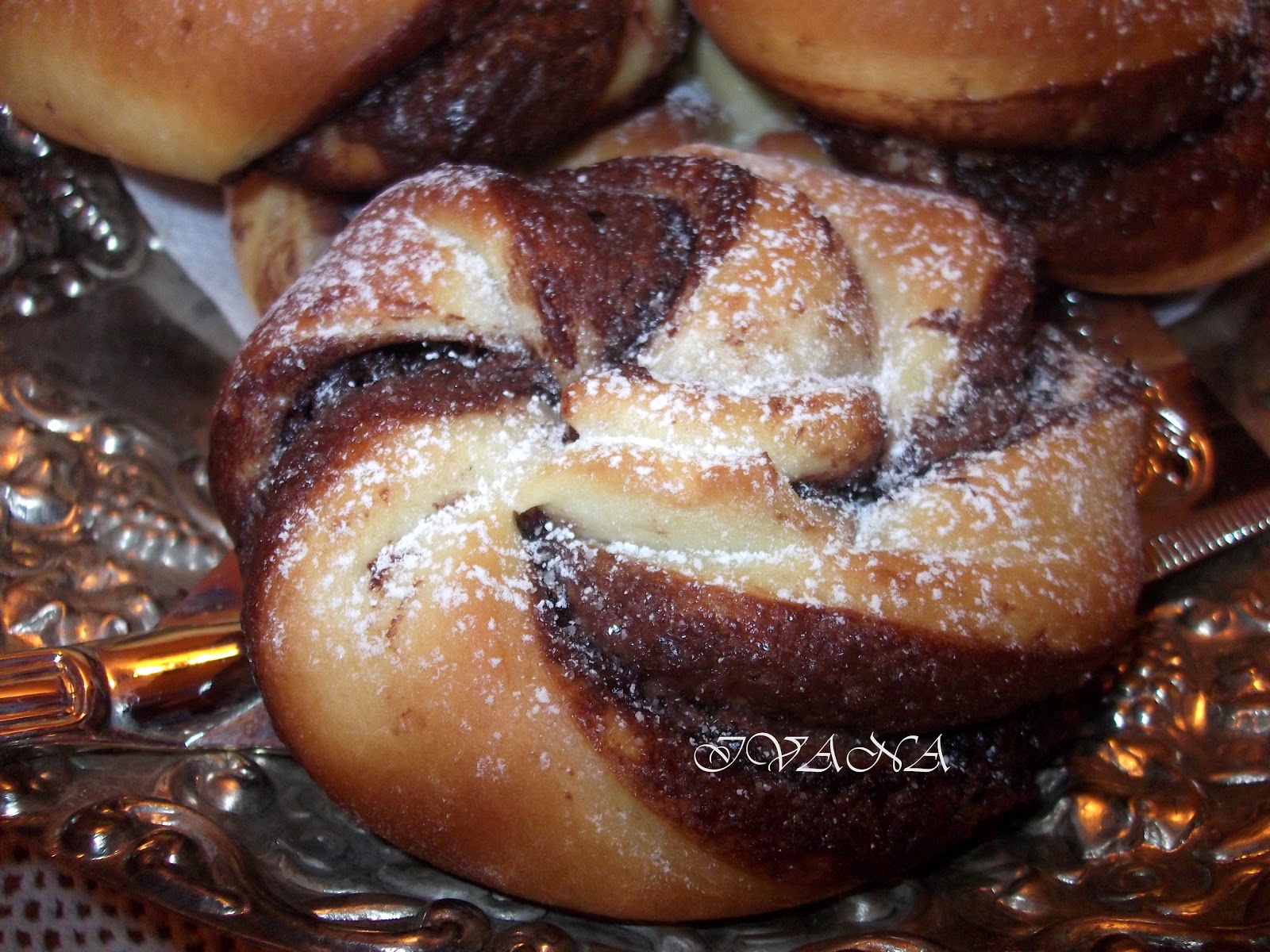 С нож и вилица в ръка Бриош с шоколад Girelle di pan brioche alla nutella