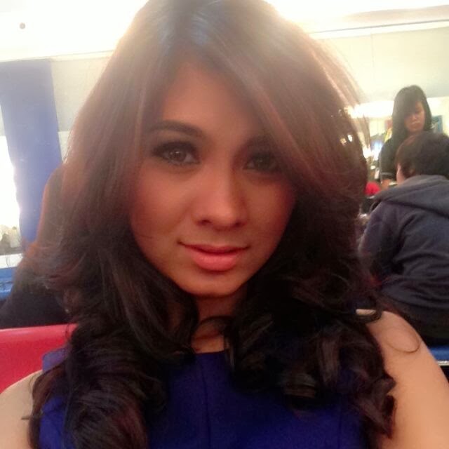 PUTRI ANGGRAINI FOTO CANTIK - ZONA ARTIS LAGI