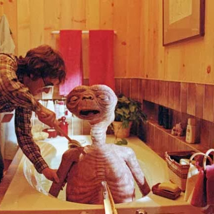 Photo : 撮影を終えて、くたびれた様子のE.T.の背中をお風呂で洗ってあげてる、出演者思いのスピルバーグ監督