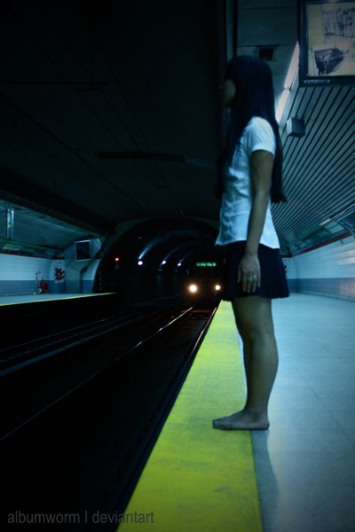 Japansk pige på perron-kanten til metro