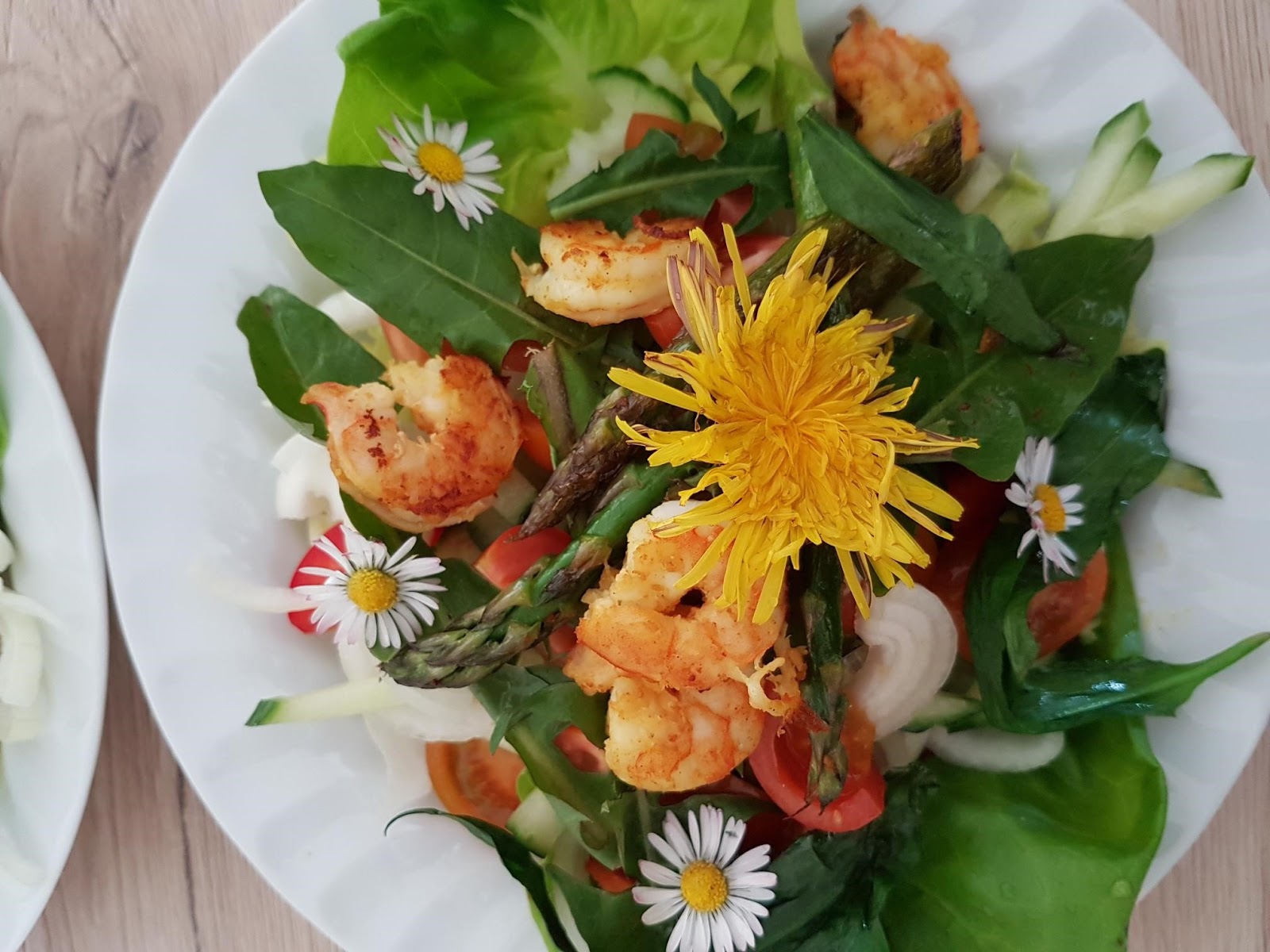 Leichter Frühlingssalat mit Gänseblümchen und Löwenzahnblättern