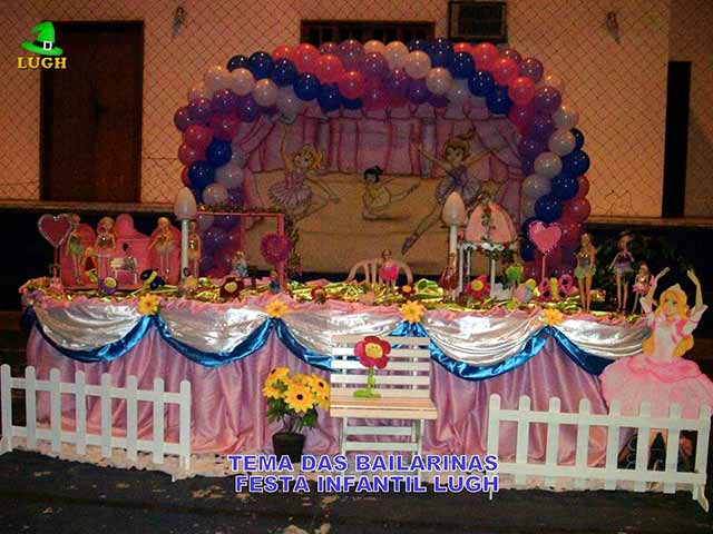 Decoração Bailarinas em mesa de tecido em cetim para festa infantil