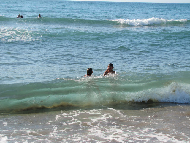 Macarena con su primo bañándose en la playa de Taxdir