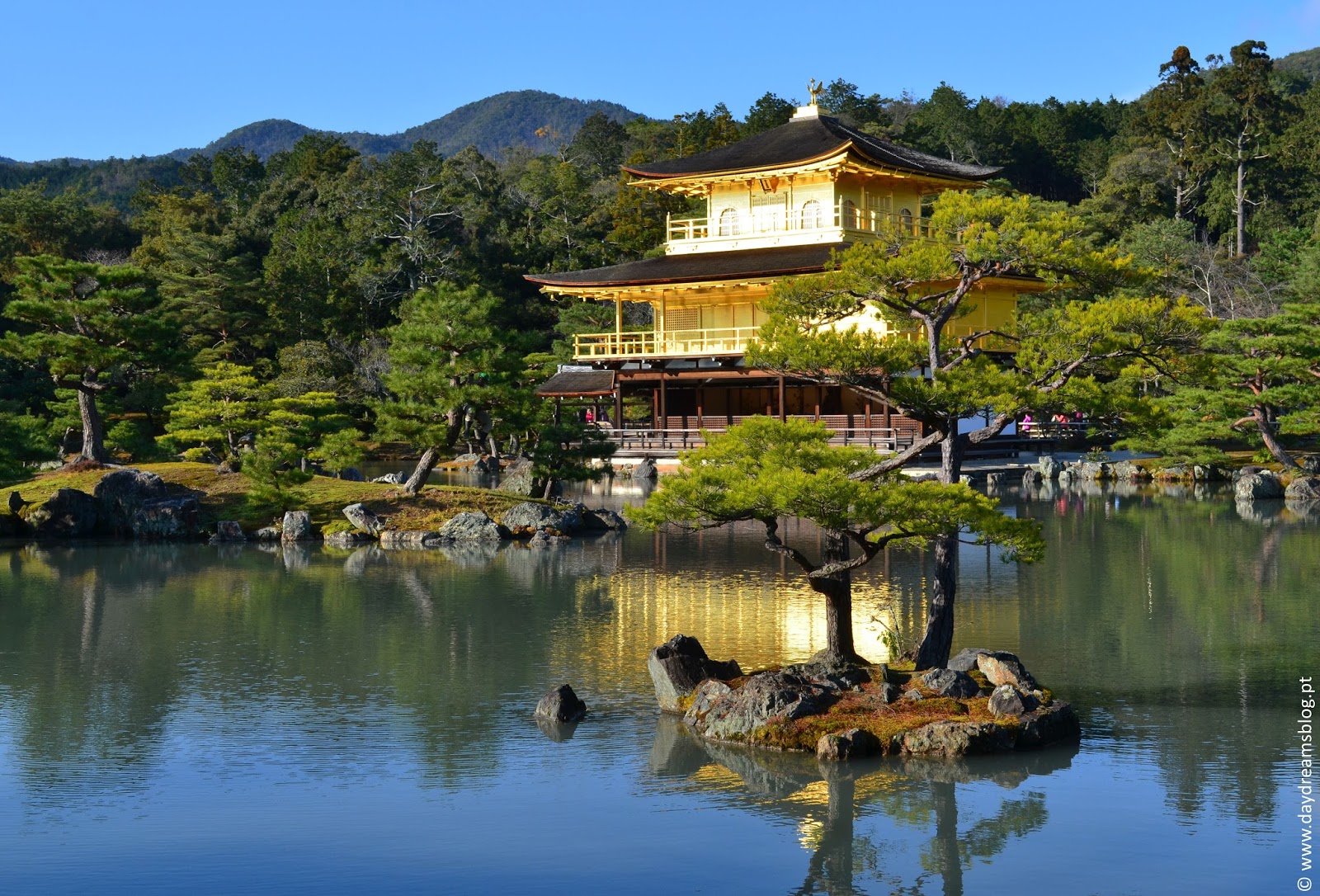 Pavilhão Dourado em Quioto no Japão