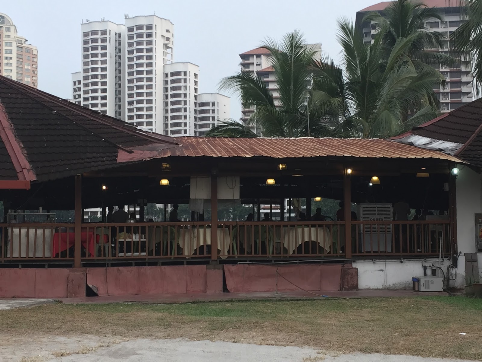 Pn Tay's Blog: Restoran Crocodile Farm Seafood Village Treat