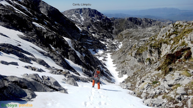 Ruta circular al Pico de Los Asturianos, Canal Parda y Traviesos en el Macizo del Cornión de Picos de Europa, regresando por Reseco